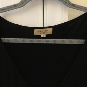 Black Piko V-neck short sleeves